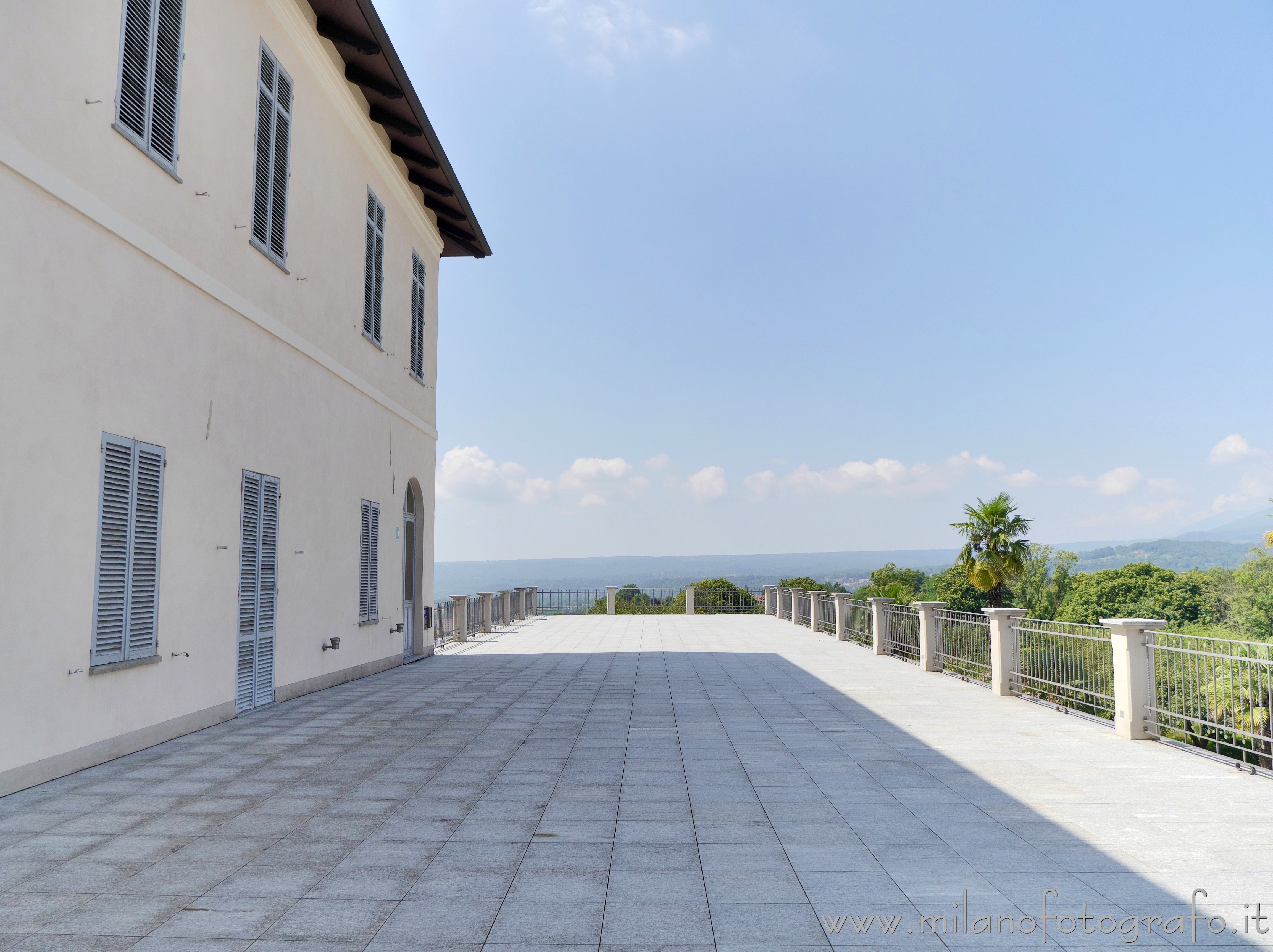 Biella - Il grande terrazzo panoramico di Palazzo Gromo Losa con vista sulla pianura - Foto a piena risoluzione
